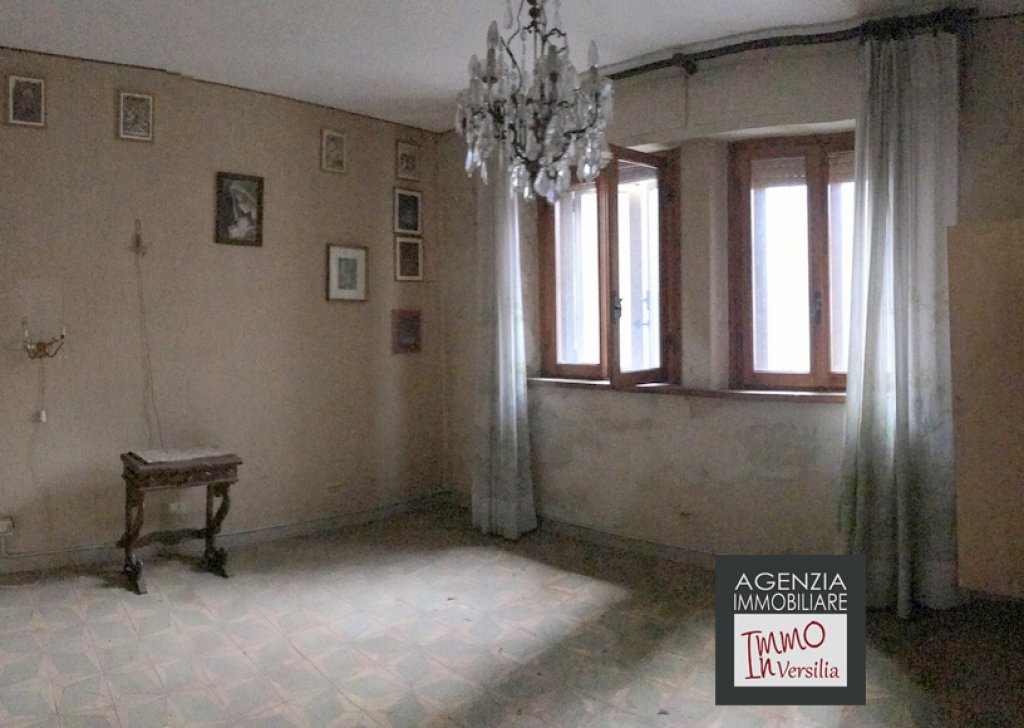 Sale Independent Houses undefined - Valpromaro: Townhouse of 300 sqm + Garage 42 sqm + land Locality 