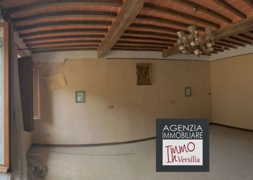 Vendita Case Indipendenti Massarosa - Valpromaro: Terratetto di mq 300 + Garage mq 42 + terreno Località Valpromaro