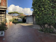 Lido Camaiore: Large independent apartment with parking spaces - garden and resedi - 9