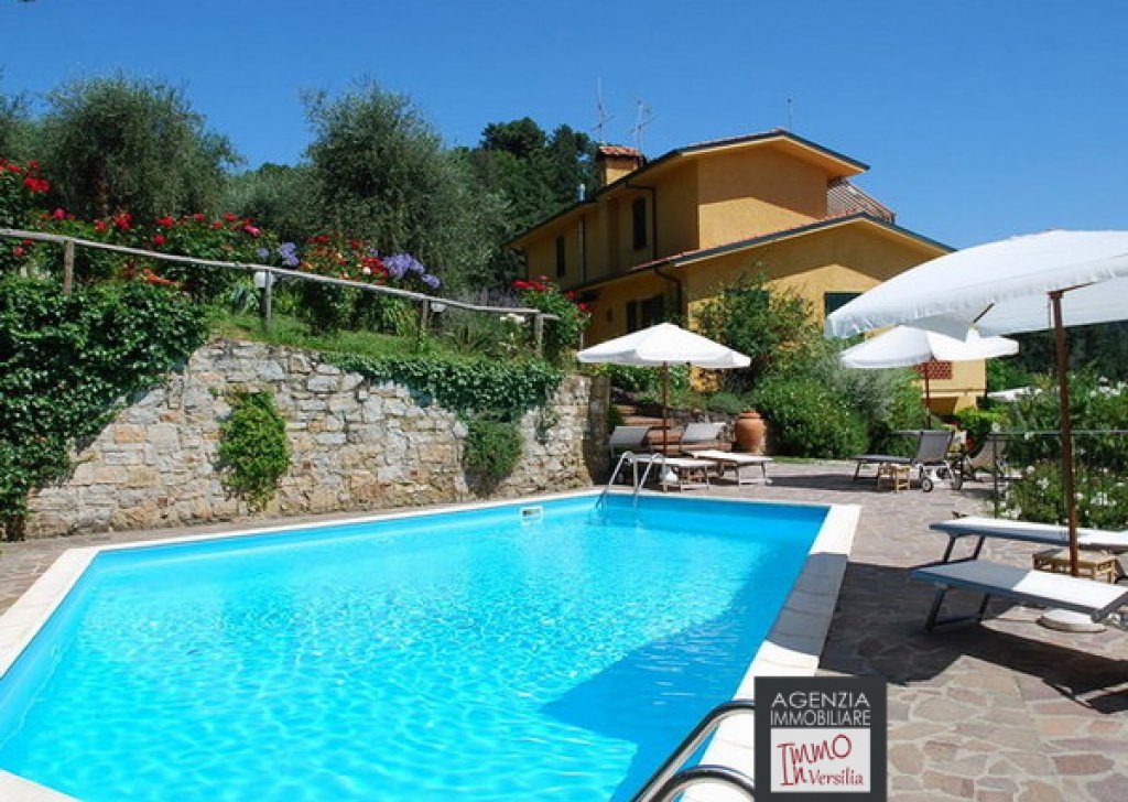 Vendita Ville Camaiore - Villa Signorile con vista spettacolare e piscina ed ampio giardino Località Camaiore