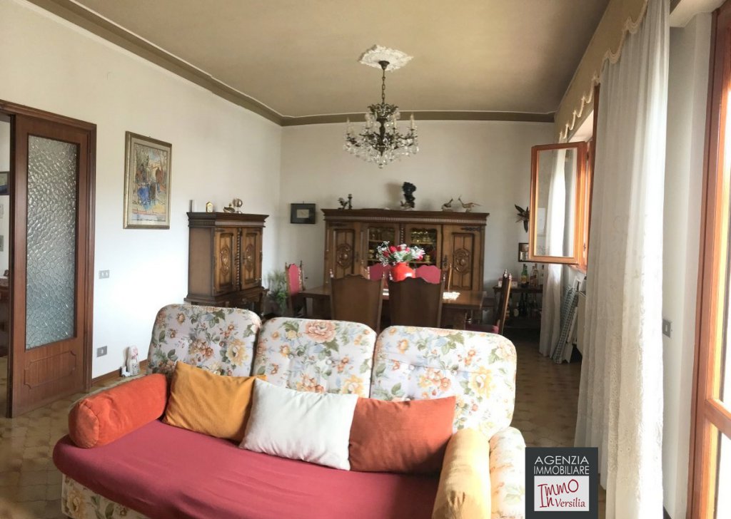 Sale Villas undefined - Lido Di Camaiore: Beautiful large villa with garden on four sides Locality 